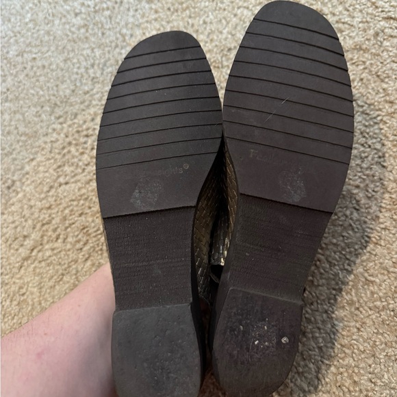 Andre Assous Featherweights metallic gold peep-toe woven slingback sandals - Picture 3 of 5